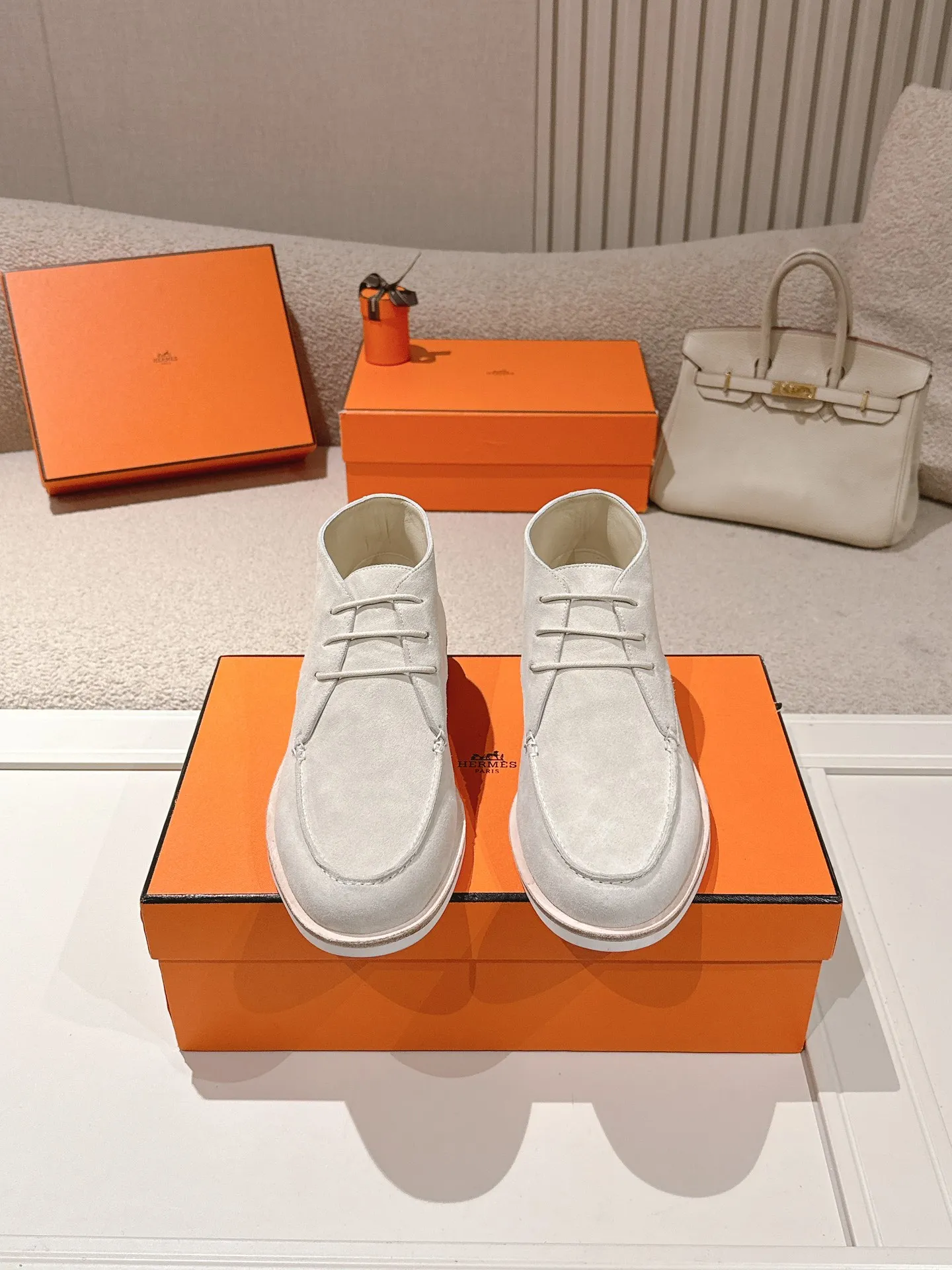 Men's Men's Shoes 660💰 Hermes men's size #26ss calfskin derby shoes, decorated with signature "H Diamant" details for a stylish and casual style. Fabric: Cow suede Lining: Mixed sheep lining Outsole: Genuine leather welt + original TPU Bottom thickness: 3CM Code number: 39-45 (customized at 46.47)